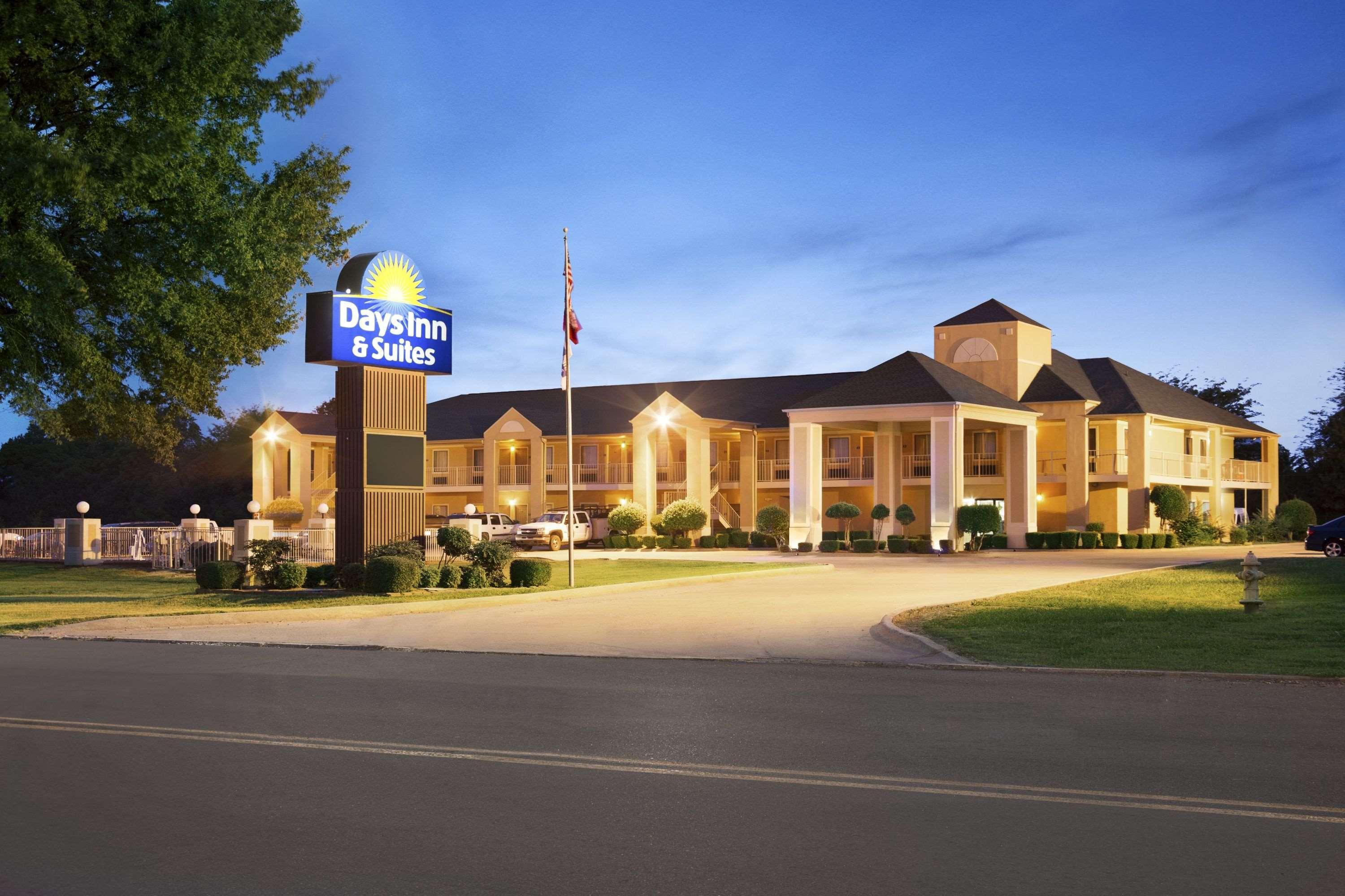 Days Inn & Suites By Wyndham Stuttgart Экстерьер фото