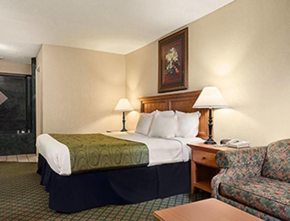 Days Inn & Suites By Wyndham Stuttgart Экстерьер фото