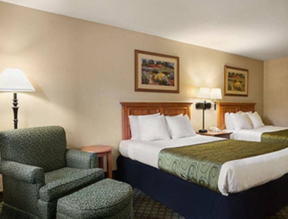 Days Inn & Suites By Wyndham Stuttgart Экстерьер фото